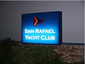 Leuchtkasten Yacht Club.jpg